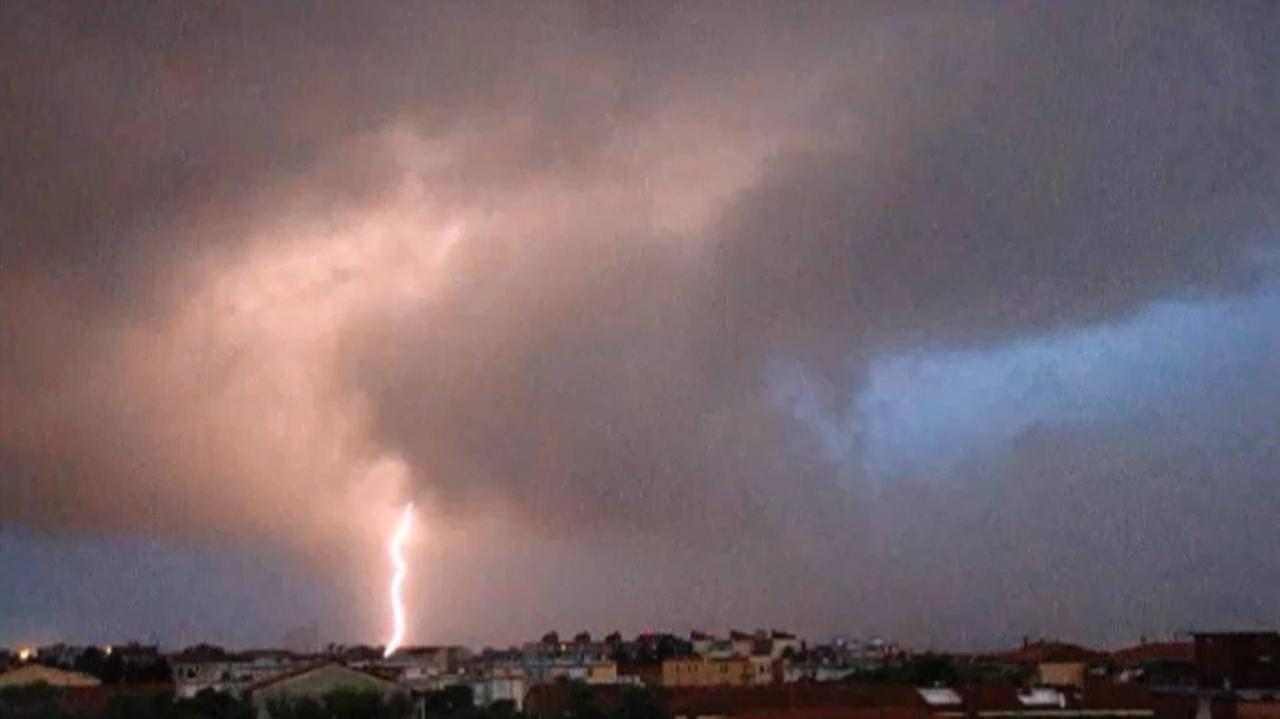 Uno dei fulmini che si è abbattuto su Livorno durante il temporale (foto di Lorenzo Catania)