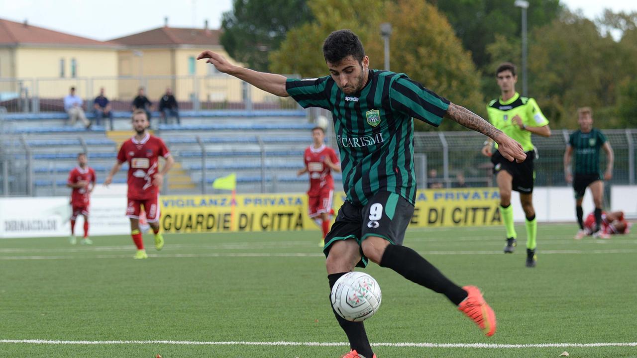 Iker Shekiladze al tiro per il gol-vittoria del Tuttocuoio col Teramo (Foto Franco Silvi)