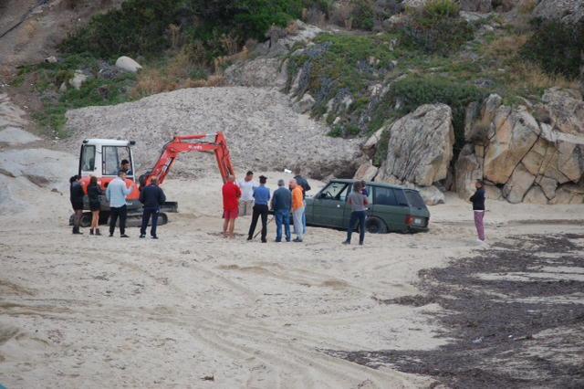 La Jeep impantanata sulla spiaggia di Seccheto