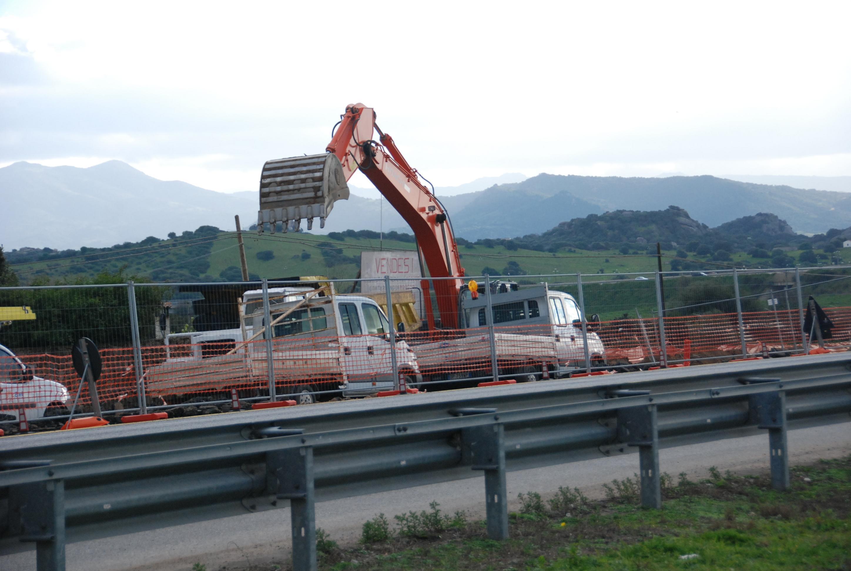 Mezzi meccanici in un cantiere della Sassari-Olbia