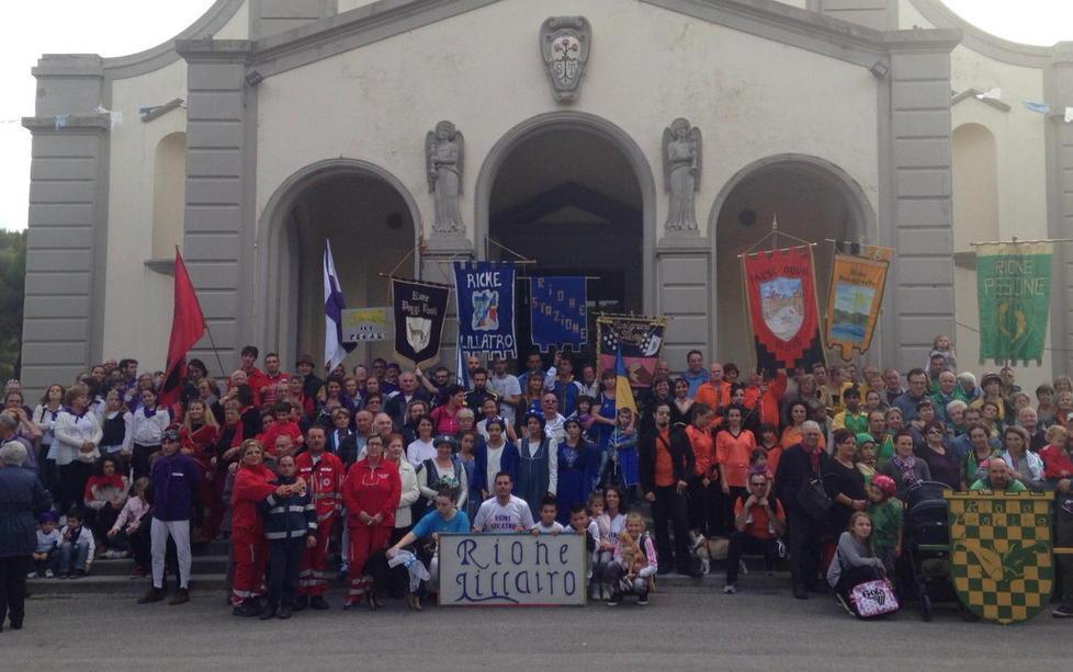 Foto di gruppo per i nove rioni
