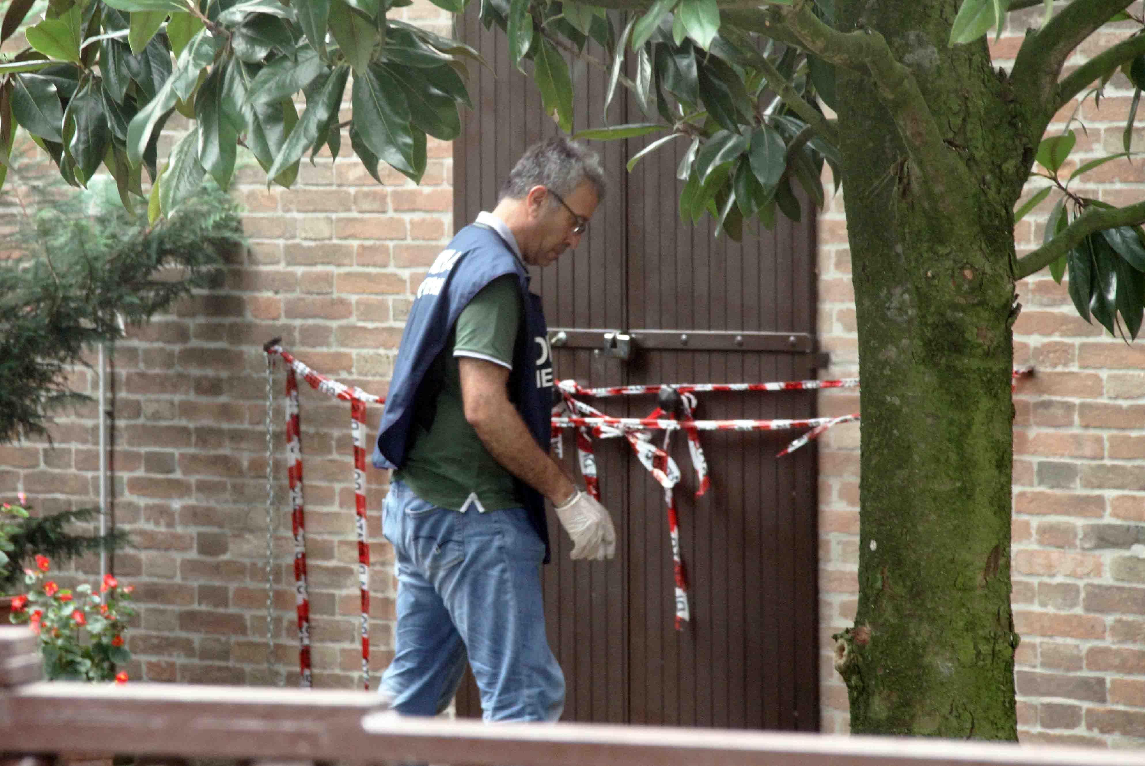 I rilievi della Scientifica nella villa di Aguscello