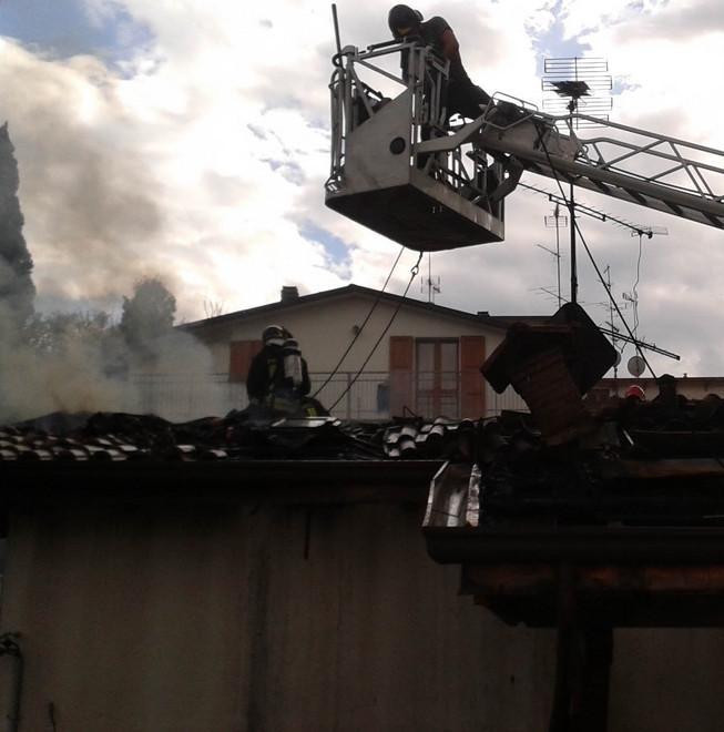 Fiorano, incendio distrugge il tetto e una mansarda 