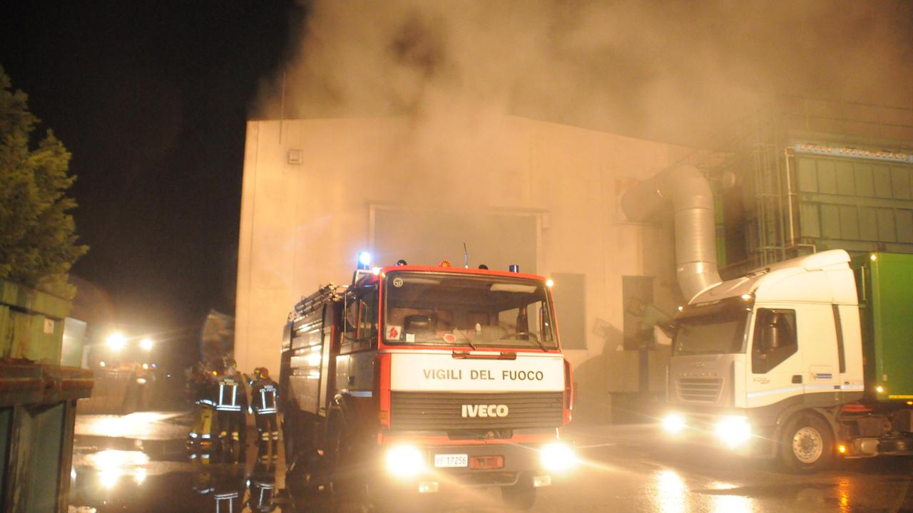 I vigili del fuoco al lavoro nella ditta Mauro Costa ad Albiano Magra