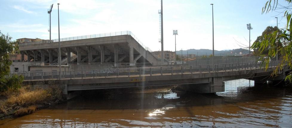 I piloni della bretella stradale davanti al Nespoli poggiati sul Siligheddu