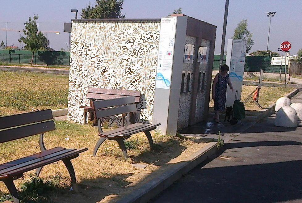 Le rubano il bancomat al fontanello e prelevano 250 euro