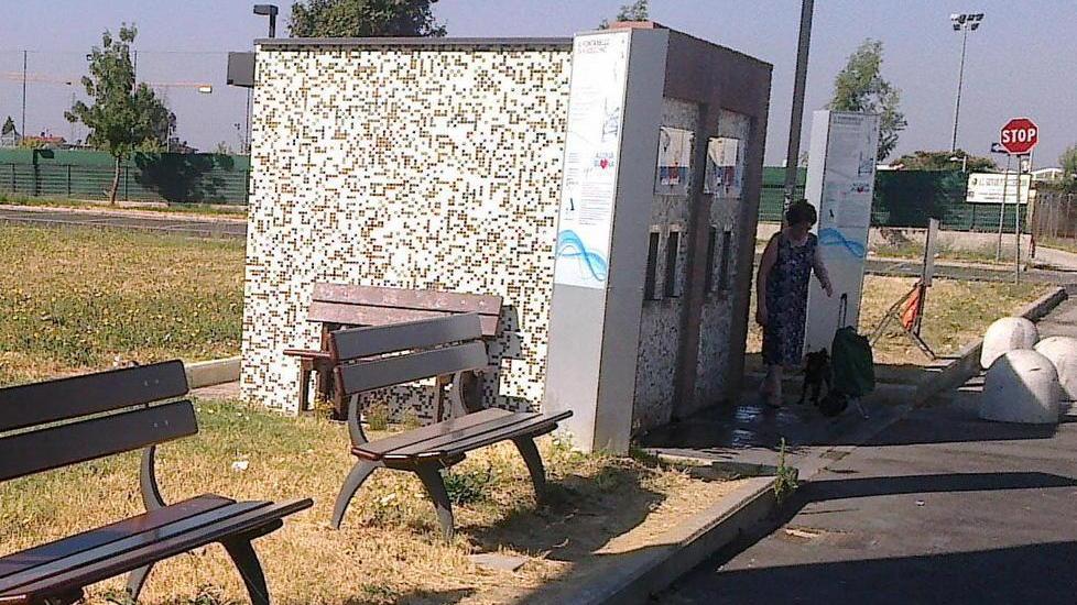 Le rubano il bancomat al fontanello e prelevano 250 euro