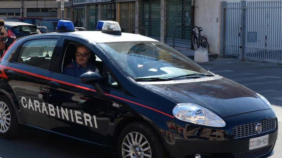 Ragazze costrette a ballare la lap dance sull’autobus