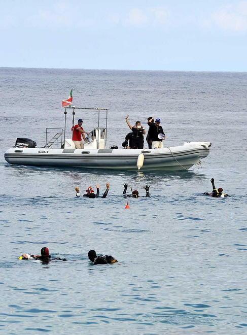 Nel mare di Sant’Andrea la catena umana da record 