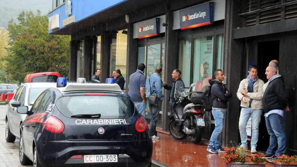 Caccia ai tre banditi e al super bottino di 50.000 euro