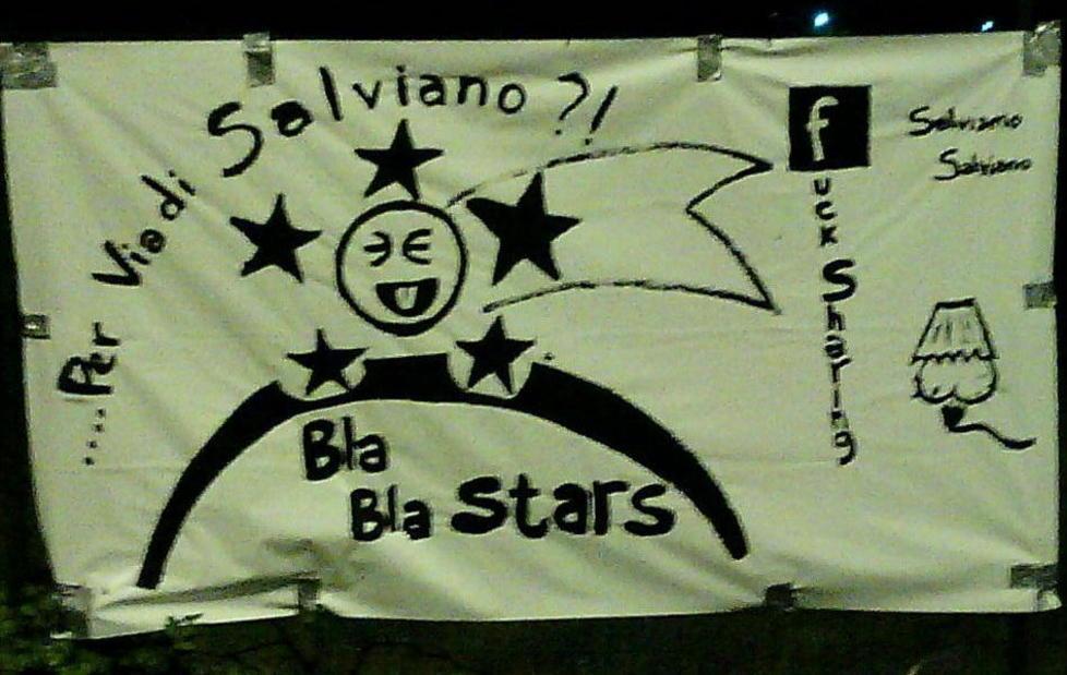 Un cartellone di protesta contro l’amministrazione