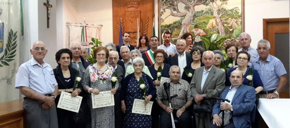 Le 13 coppie di Villanova con la pergamena che celebra i 50 anni di matrimonio