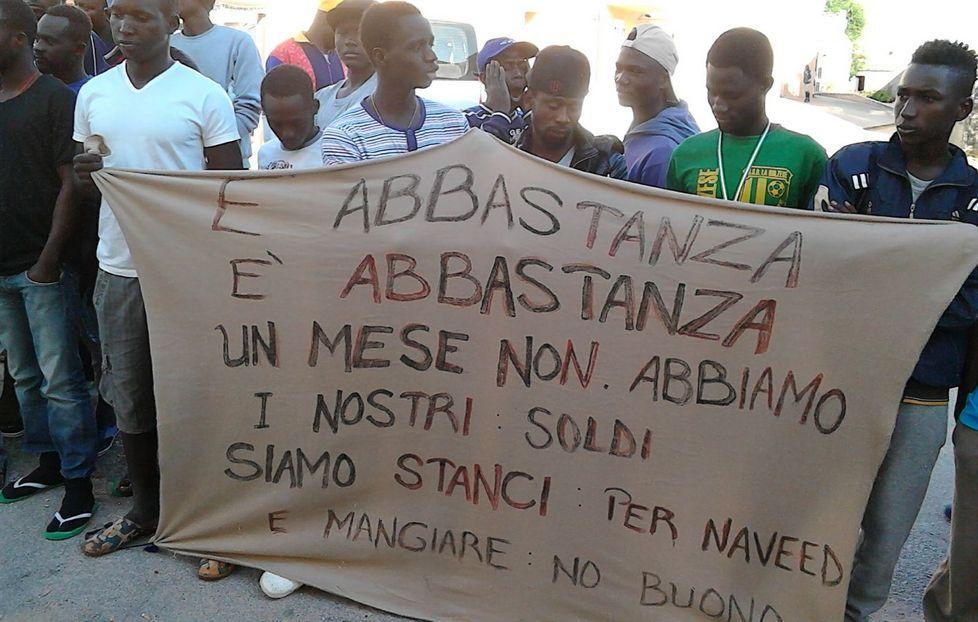 Migranti in rivolta, arrivano “paghetta” e tanta solidarietà 