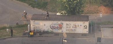 Acrobazie con le bici sul tetto della cabina elettrica 