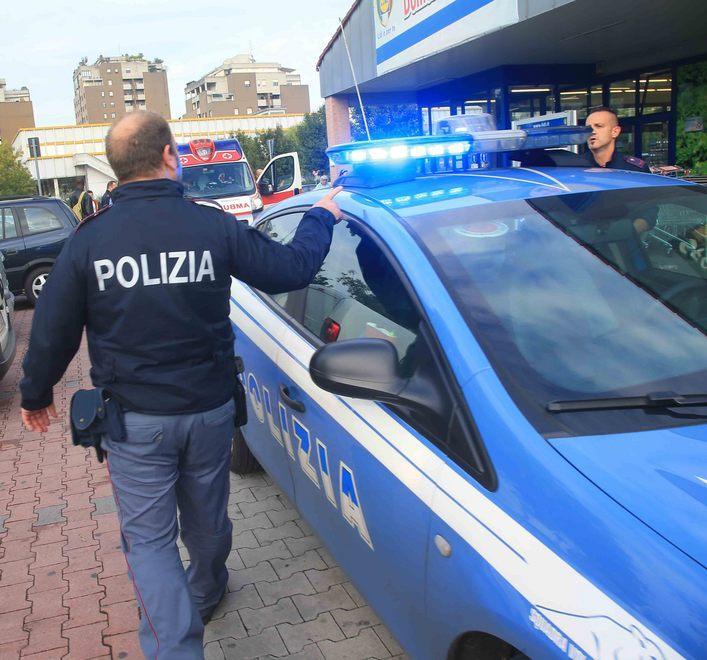Ruba al supermercato e tira fuori il coltello 