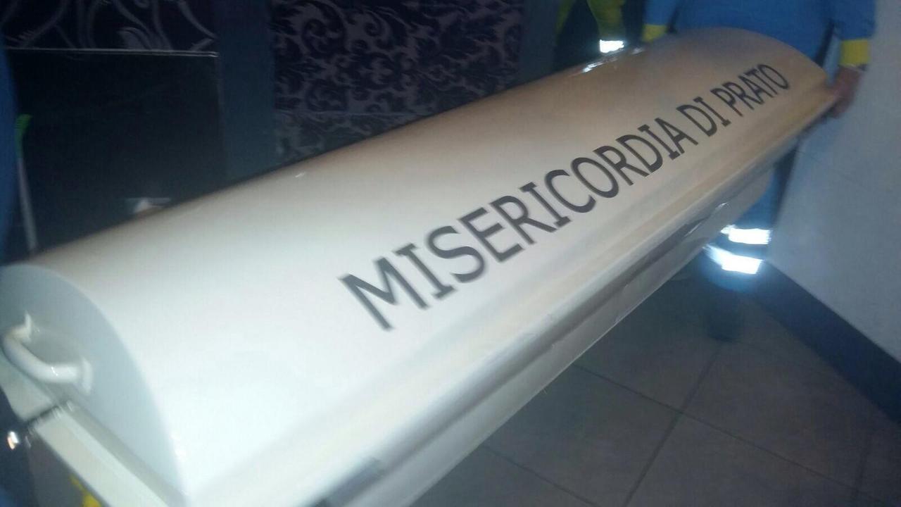 La salma viene trasportata via dalla Misericordia