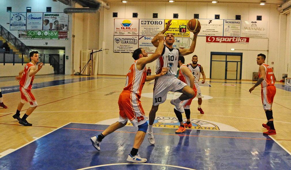 Il rossoblu Antonio Gambolati in azione (foto d'archivio)