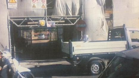 In via Lamarmora devono violare il codice della strada per entrare a casa