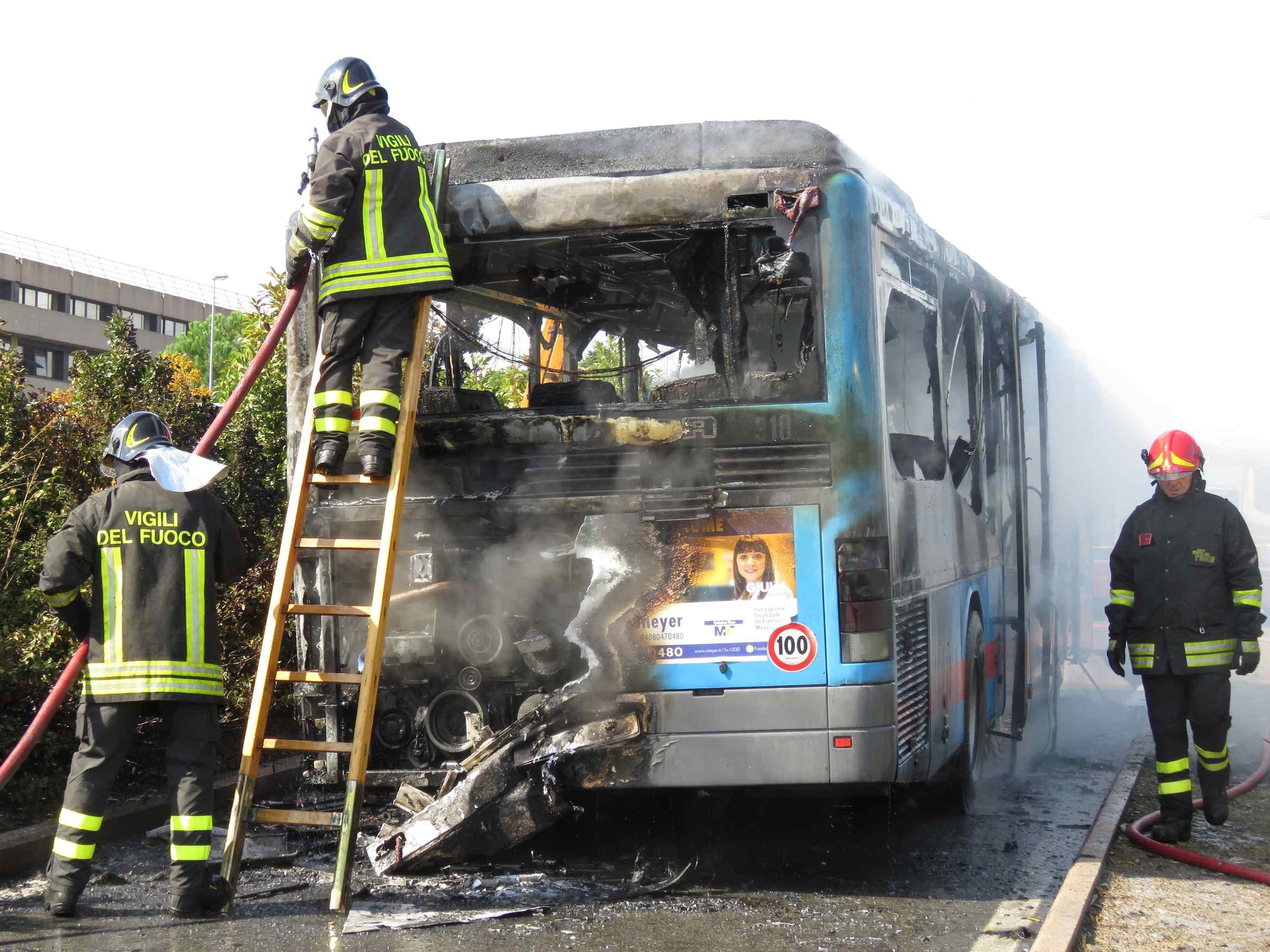 I pompieri spengono l'incendio del bus alla rotonda (foto Batavia)