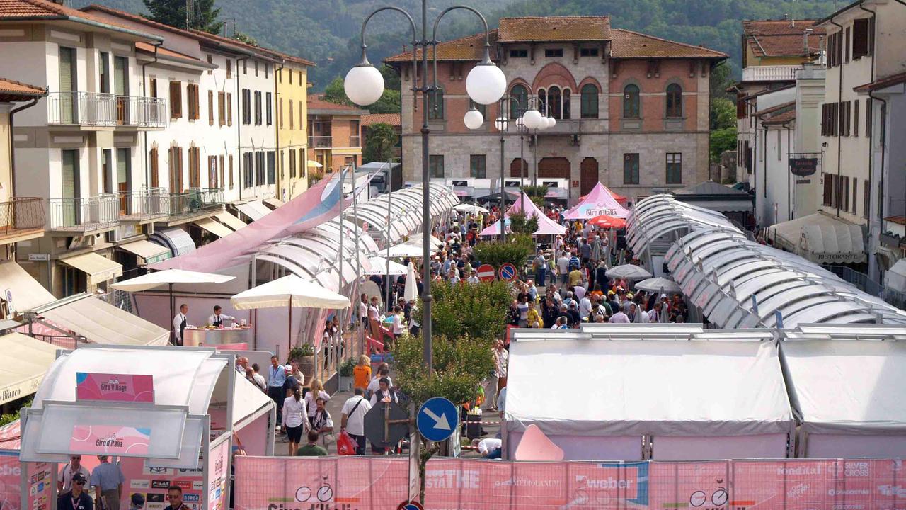 La carovana del Giro d'Italia a Camaiore