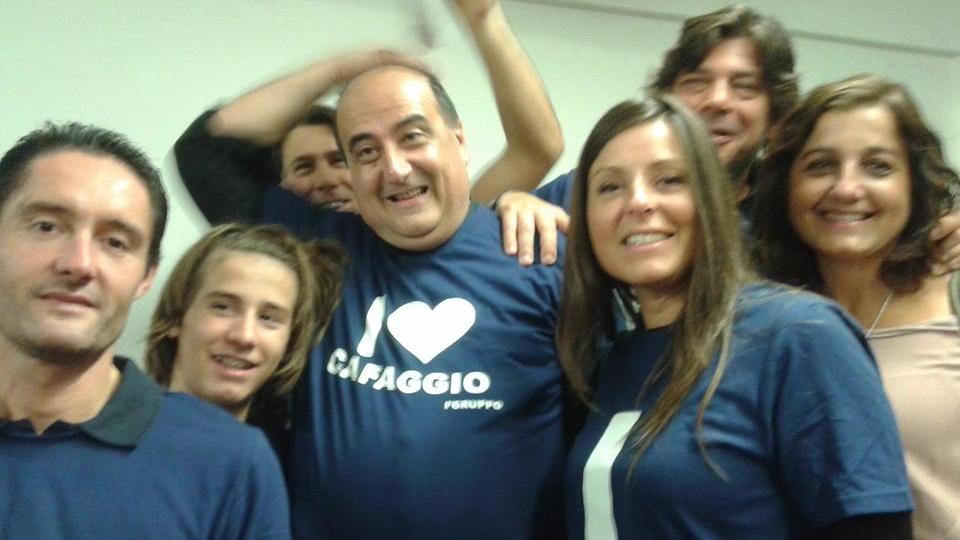 Don Massimo Malinconi insieme ai suoi parrocchiani