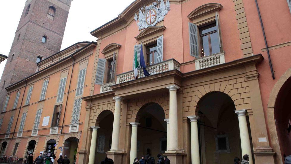 Entra in municipio e minaccia di darsi fuoco 