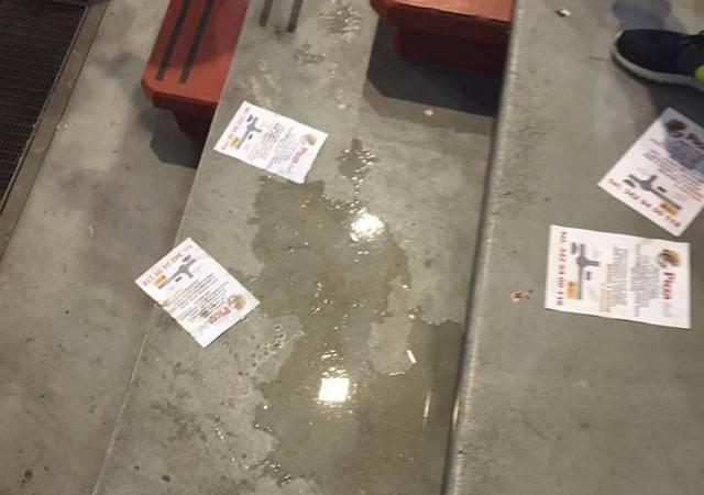 Acqua sulle gradinate del PalaCarrara (foto da Facebook)