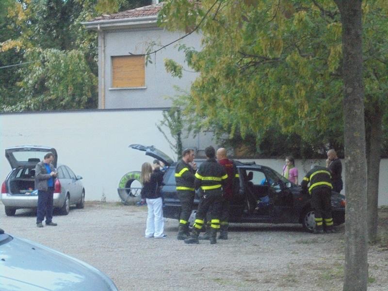 Si chiudono in auto, bambini liberati dai vigili del fuoco