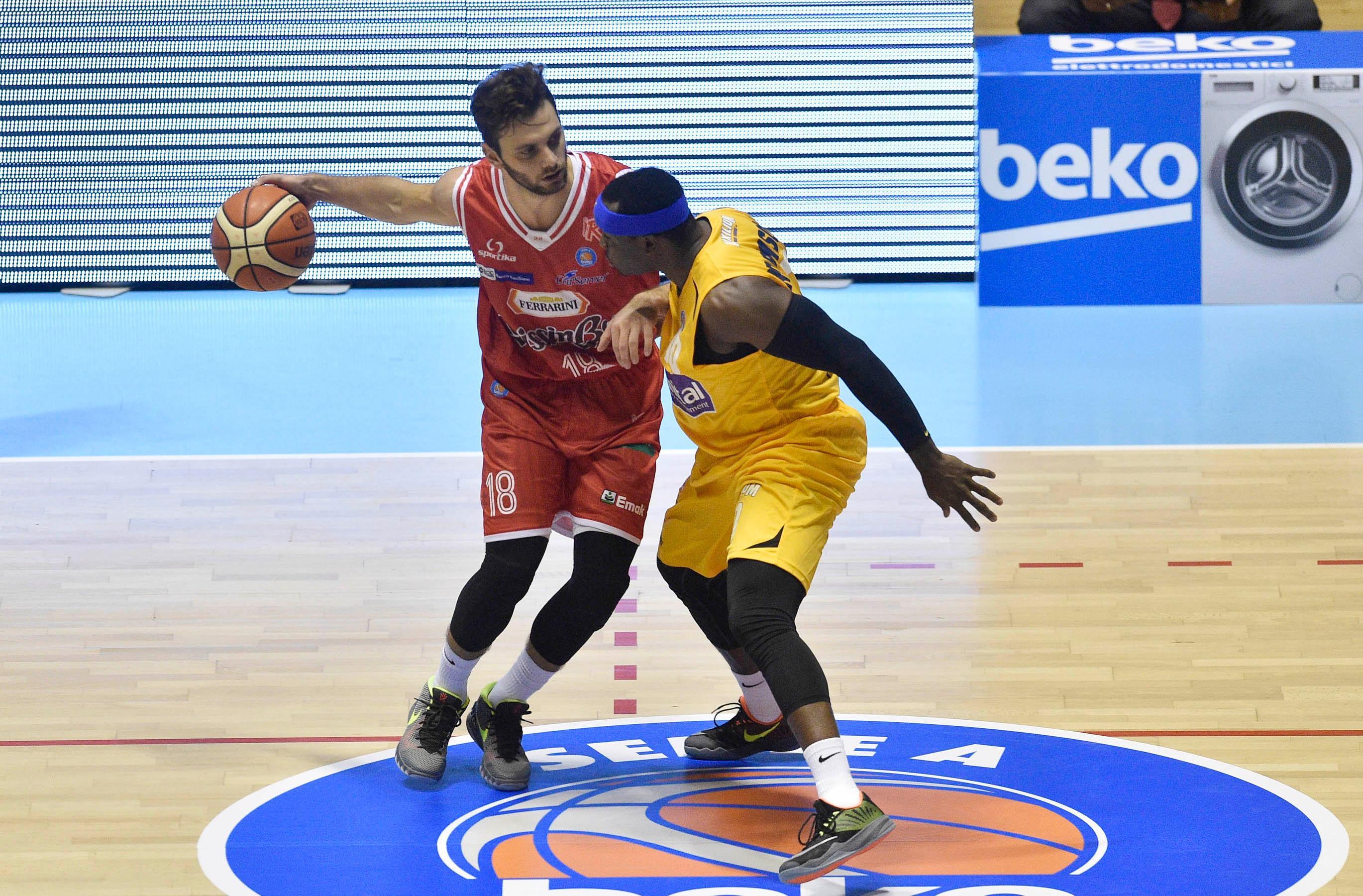 La Grissin Bon esulta all'esordio a Torino: vittoria 96-72 