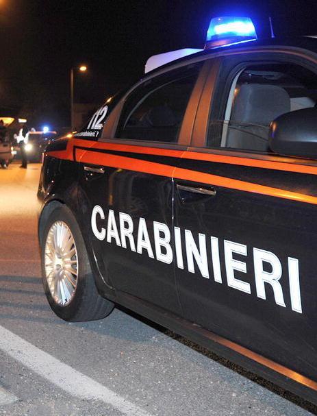 Urla e sventa una rapina nel negozio d’alimentari 