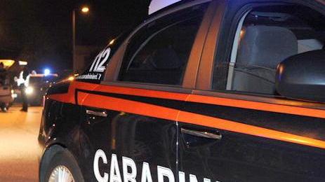 Urla e sventa una rapina nel negozio d’alimentari