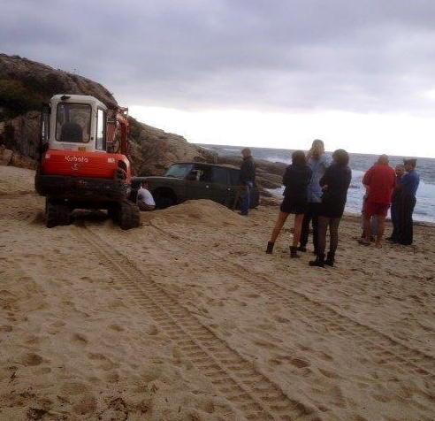  Jeep si impantana sulla spiaggia 