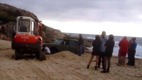 Jeep si impantana sulla spiaggia