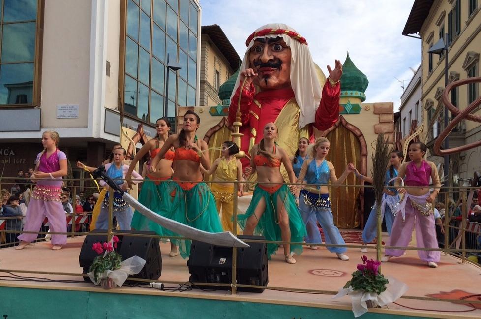 Tanto pubblico a far festa con musica, balli e allegria 