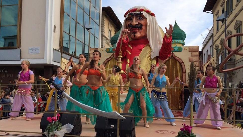 Tanto pubblico a far festa con musica, balli e allegria
