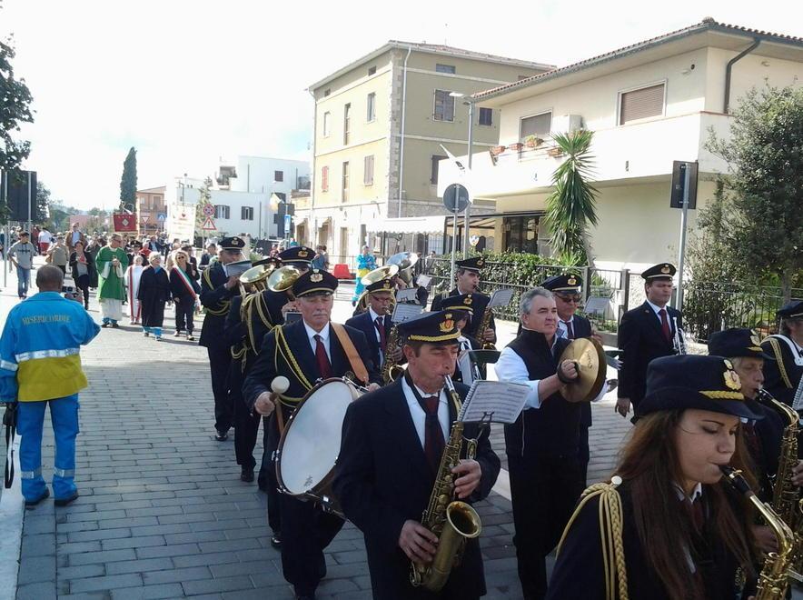 Banda e autorità sfilano sulla nuova Maremmana