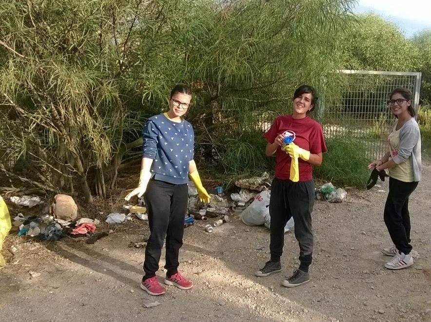 Armati di buste e volontà ripuliscono la discarica