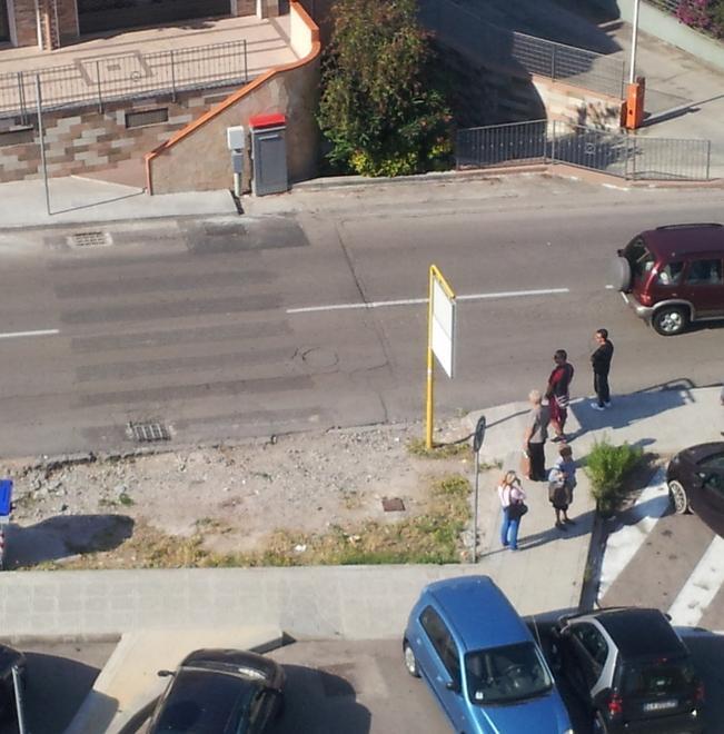 Bus: fermata nello sterrato dei rifiuti