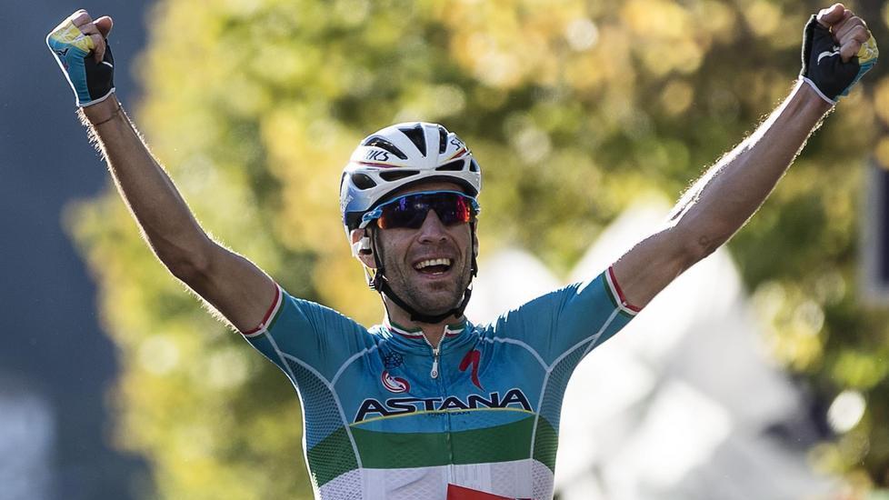 Impresa Nibali, il Lombardia è suo Vola in discesa e vince in solitaria