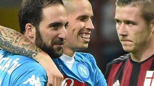 É un Napoli stellare, poker al Milan che esce tra i fischi