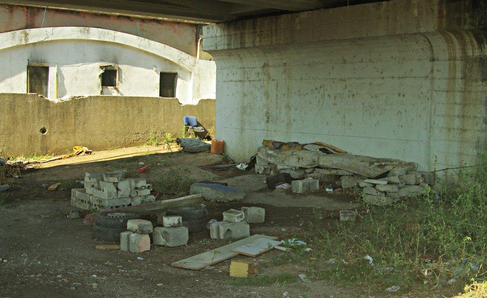Un rogo sotto il ponte per difendersi dal freddo 