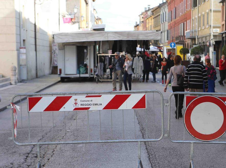 Auto ferme, bancarelle in centro 