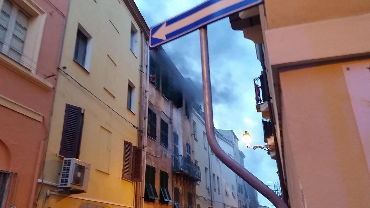 Fumo dopo l'esplosione nel palazzo di via La Marmora