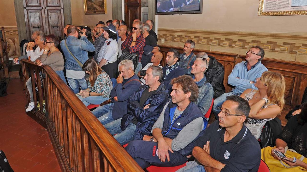 Consiglio comunale aperto sulla siderurgia e sul caso Cevital Lucchini. Sala gremita, tanti gli operai (foto Paolo Barlettani)
