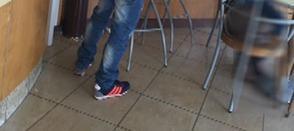 Per avere le scarpe blu e rosse