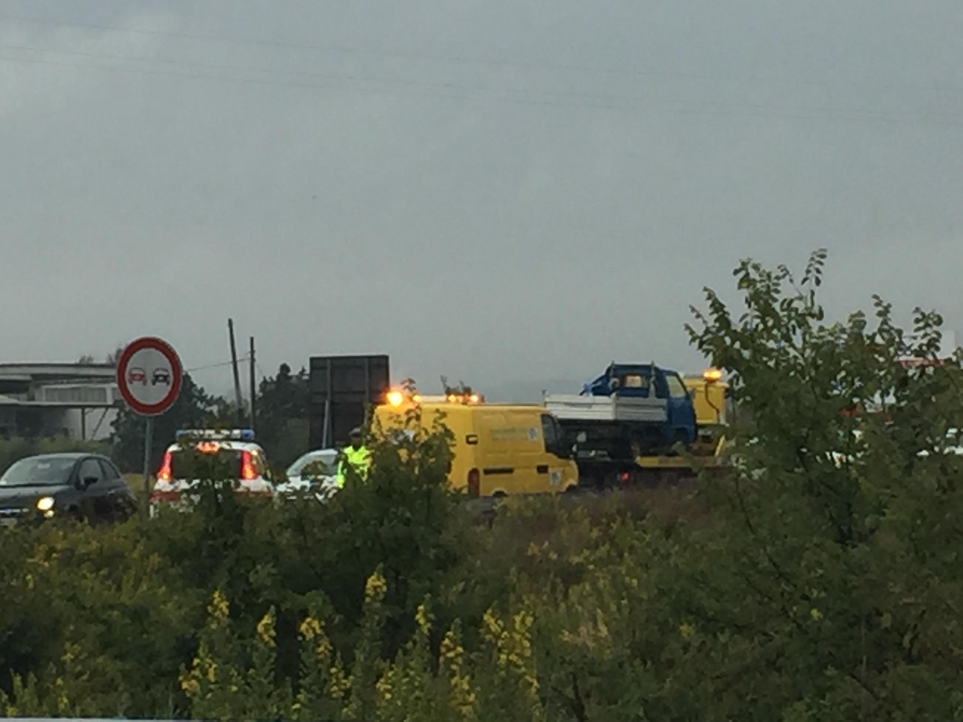 Scontro tra camion e motocarro, un ferito