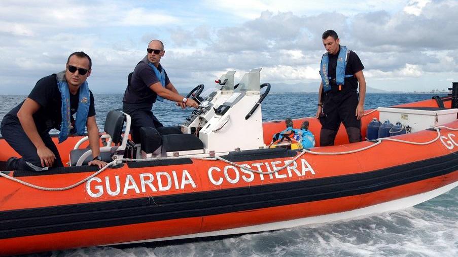 Una operazione di soccorso in mare dei militari della Guardia costiera