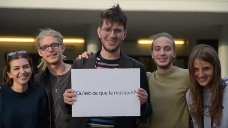 Una scena dello spot della Camerata strumentale Città di Prato