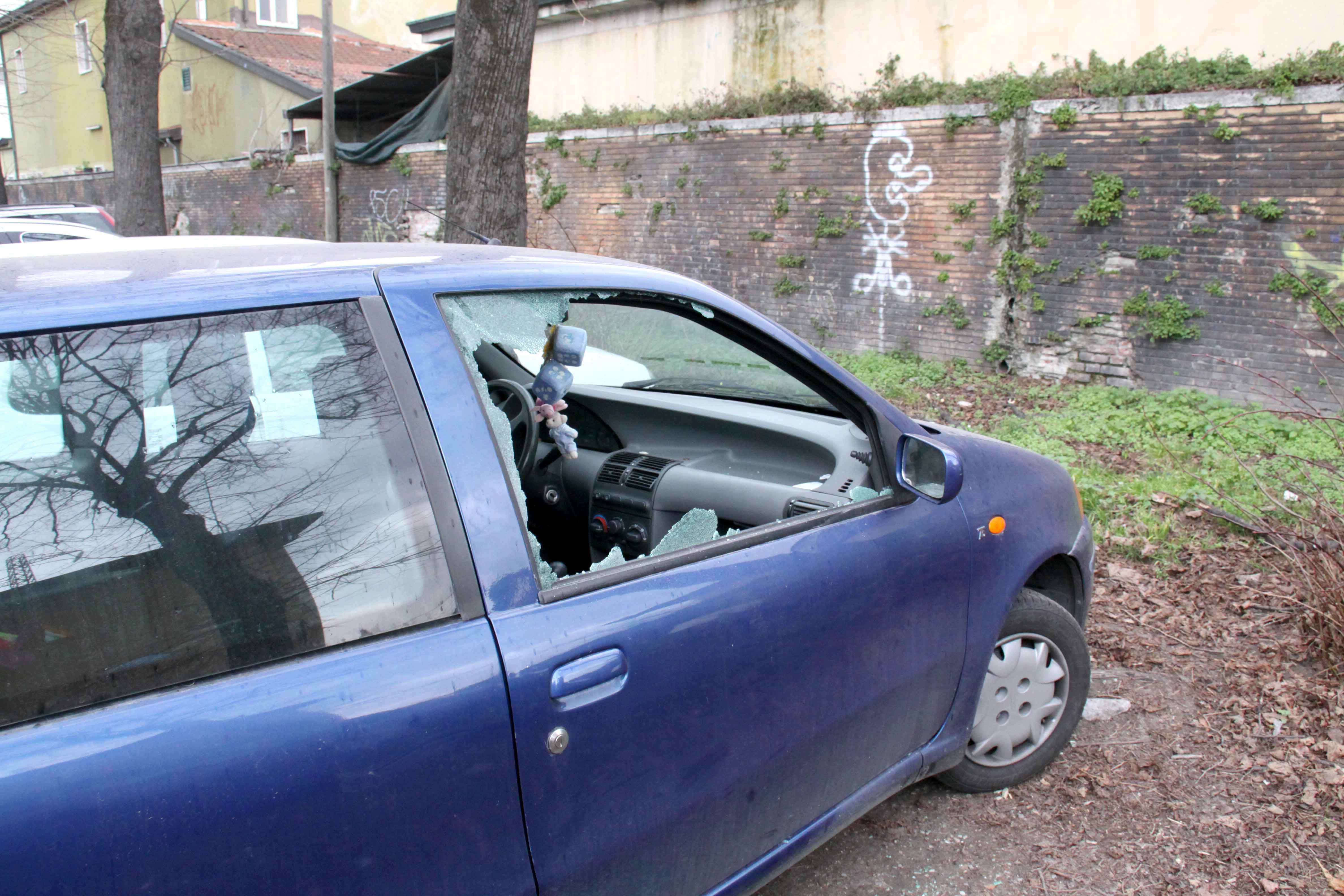 Un'auto a cui i ladri hanno rotto un finestrino (foto d'archivio)