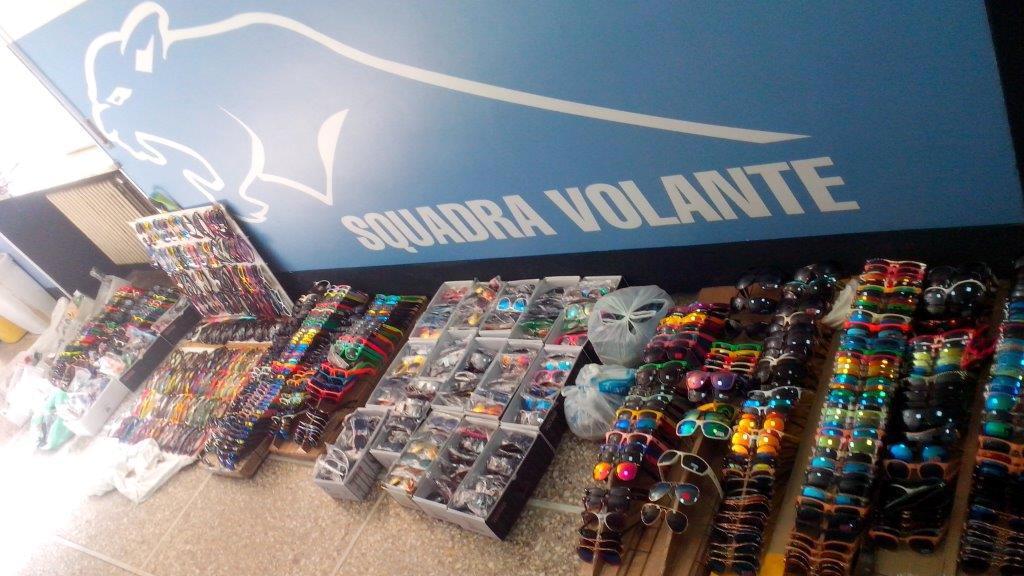 Gli occhiali sequestrati dalla polizia